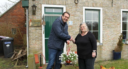 Afke Nel Smit is 100e TE lid, foto weekblad De Terschellinger