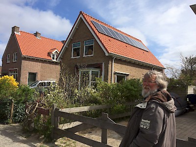 Jaap voor zijn huis, foto Willemijn Steentjes