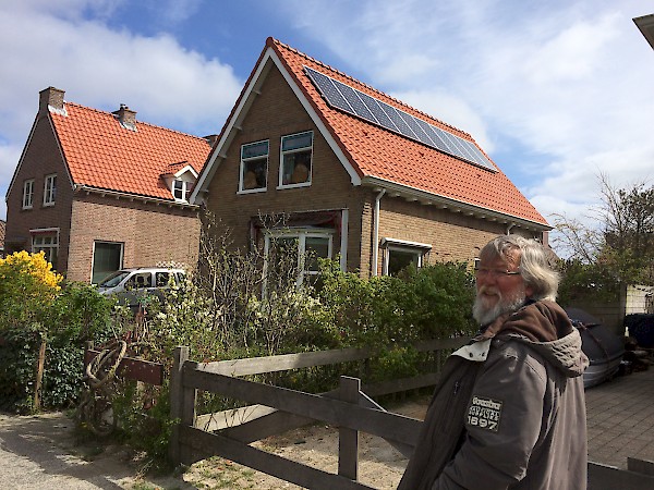 Jaap voor zijn huis, foto Willemijn Steentjes